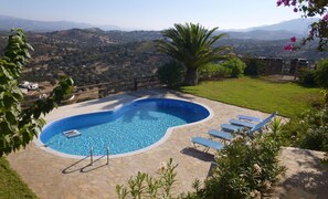 Outdoor pool - Villa with sea and mountain views, private pool and large garden (Pitsidia)