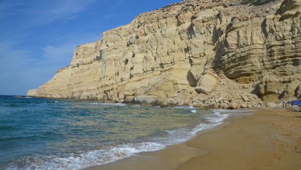 A beach with a large cliff and clear blue sky. - Villa with sea and mountain views, private pool and large garden (Pitsidia)
