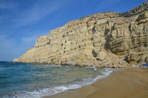 A beach with a large cliff and clear blue sky. - Villa with sea and mountain views, private pool and large garden (Pitsidia)