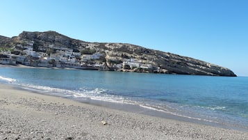 Plage, chaises longues, serviettes de plage