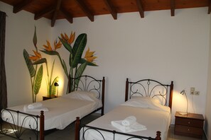4 bedrooms, in-room safe, iron/ironing board, travel crib - Villa with sea and mountain views, private pool and large garden (Pitsidia)