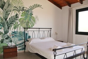 4 室のベッドルーム、セーフティボックス (室内)、アイロン / アイロン台、旅行用ベビーベッド