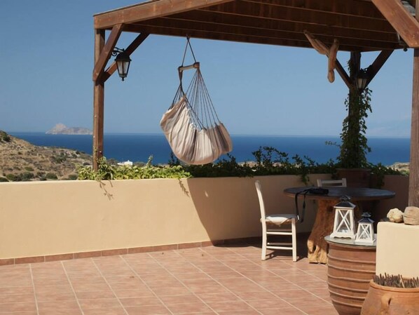 Outdoor dining - Villa with sea and mountain views, private pool and large garden (Pitsidia)