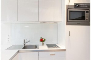Fridge, microwave, oven, stovetop - MONTORGUEIL BEAUTIFUL APARTMENT (Paris)