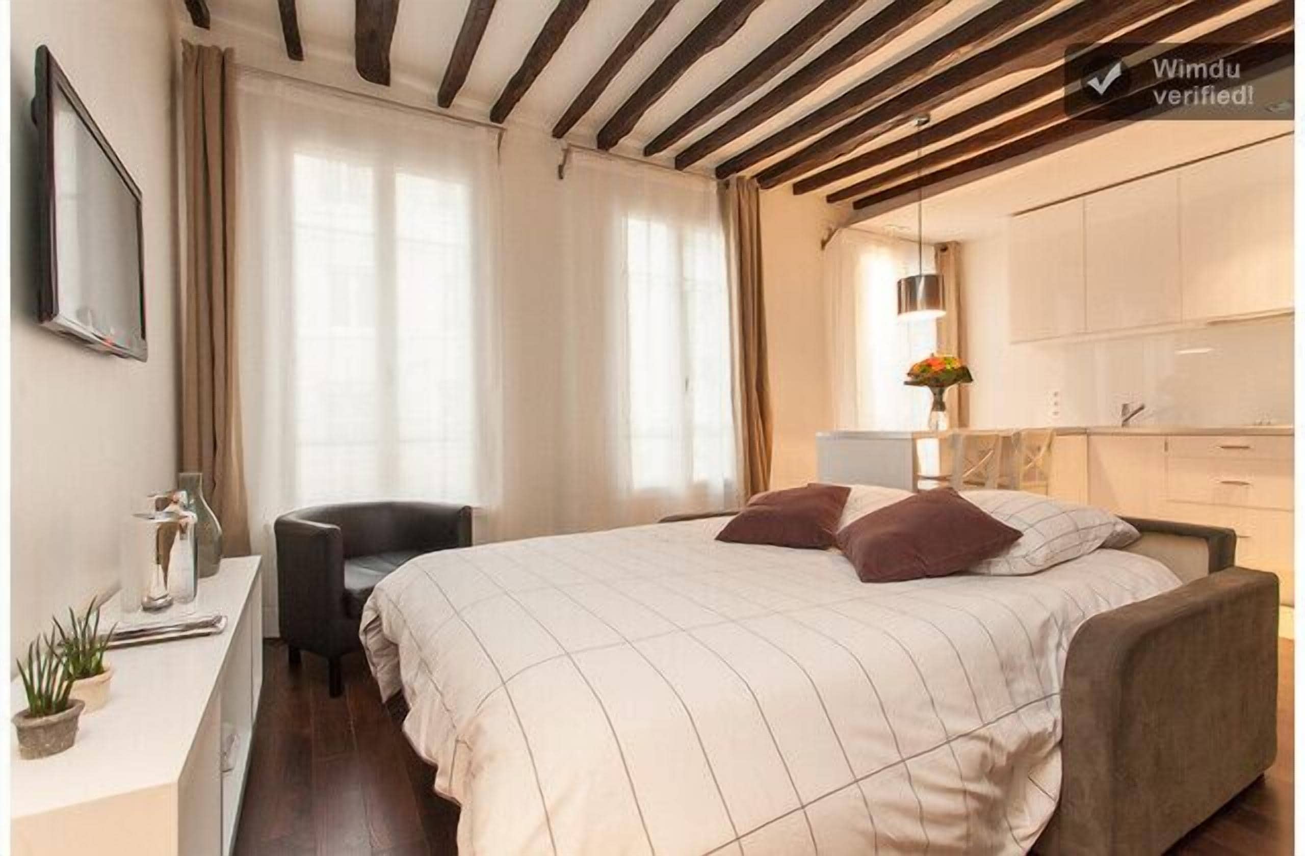1 Schlafzimmer, Schreibtisch, schallisolierte Zimmer