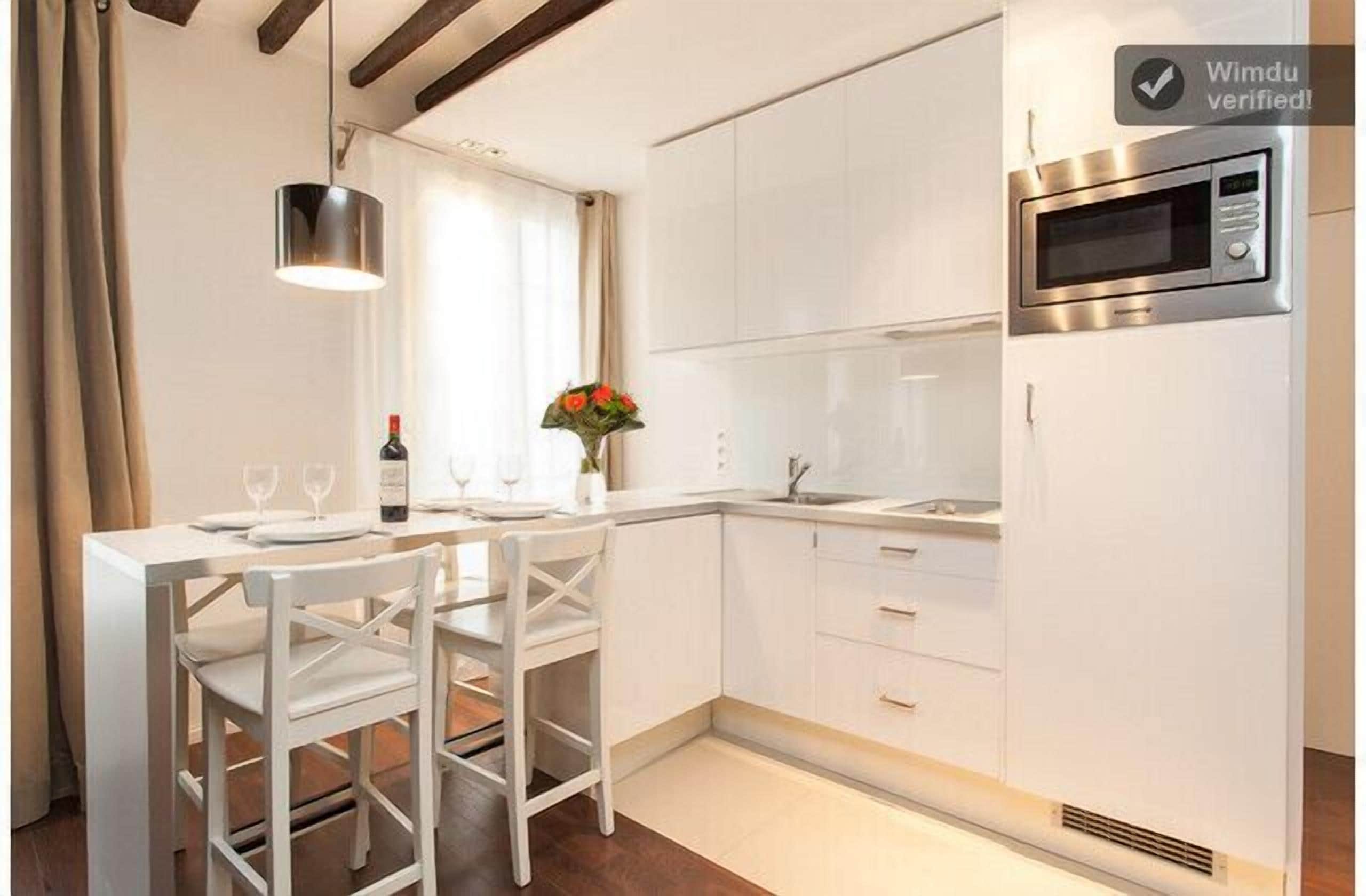 Wasserkocher mit Kaffee-/Teezubehör, Kühlschrank, Mikrowelle, Ofen