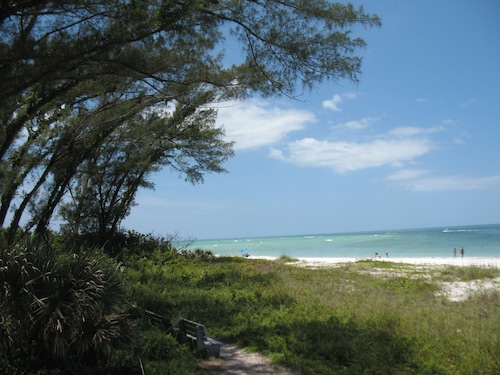 The Ballyhoo on Bean Point, 200 feet to a beautiful bayside beach and views!
