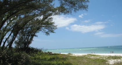 The Ballyhoo on Bean Point, 200 feet to a beautiful bayside beach and views!