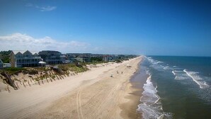 Een strand met een rij huizen langs de kust.