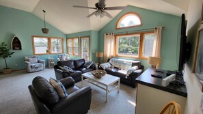 Smart TV, DVD player, books, video library - Corolla Village NC OBX EasyWalk2 BeachPoolHotTubOceanside (Corolla)