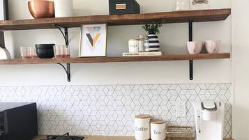 Cafetière/bouilloire, réfrigérateur, micro-ondes, four