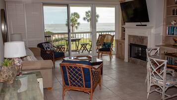 Smart-TV, Kamin, DVD-Player, Bücher