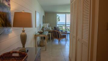 Smart-TV, Kamin, DVD-Player, Bücher