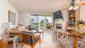 Smart-TV, Kamin, DVD-Player, Bücher