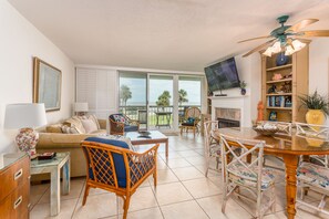 TV connectée, cheminée, lecteur de DVD, livres