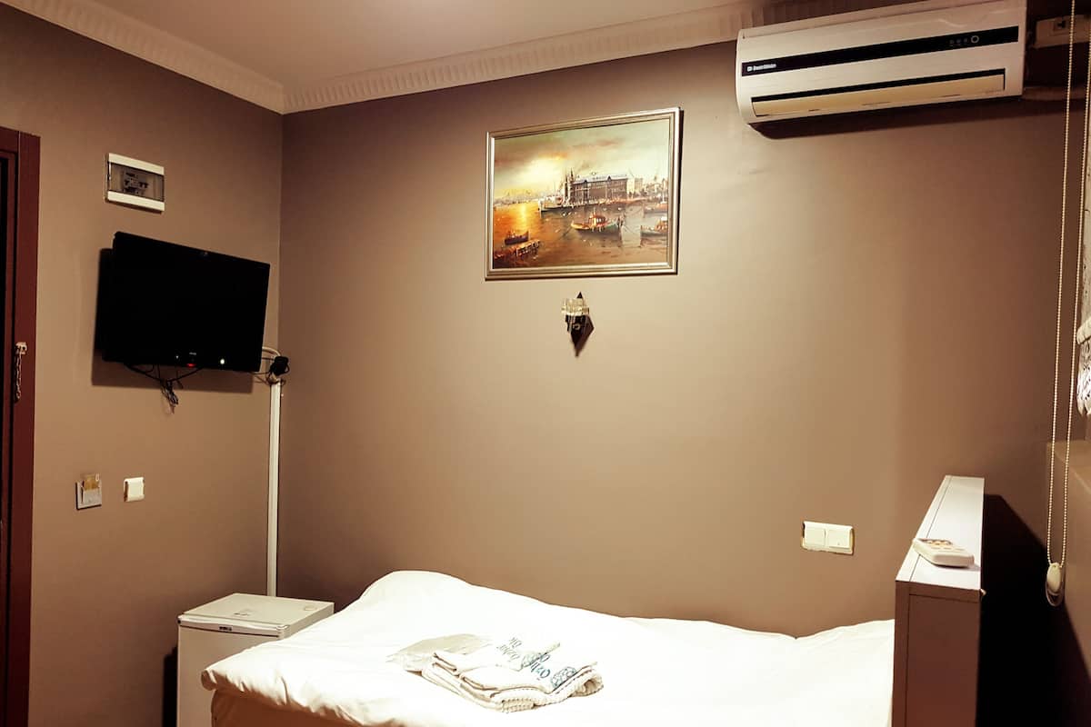 Single Room | In-room safe, blackout drapes, soundproofing, iron/ironing board