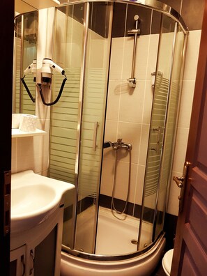 Einzelzimmer | Badezimmer | Dusche, kostenlose Toilettenartikel, Haartrockner, Hausschuhe