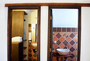 Douche, articles de toilette gratuits, serviettes fournies