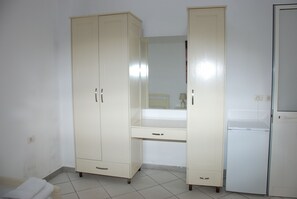 Kamar Quadruple, pemandangan pantai | Meja kerja, Wi-Fi gratis, dan seprai linen