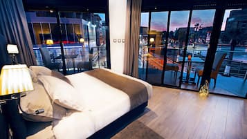 Habitación doble Deluxe, balcón, vista parcial al mar | Sábanas de algodón egipcio, ropa de cama de alta calidad y edredón