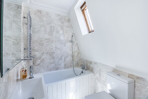 Casa, 3 habitaciones | Baño | Amenidades de baño gratuitas, secadora de cabello, toallas 