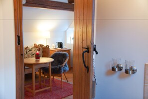Quarto casal romântico, 1 quarto, para não fumantes | Banheiro | Chuveiro, produtos de toalete grátis, secador de cabelo