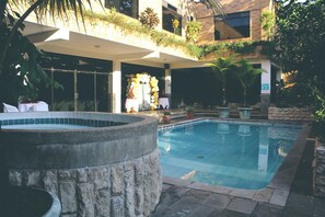 Outdoor pool, pool loungers - Hotel Arazá (Nueva Loja)