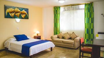 Businesshuone, 1 makuuhuone | 1 makuuhuone, ylelliset vuodevaatteet, minibaari, työpöytä