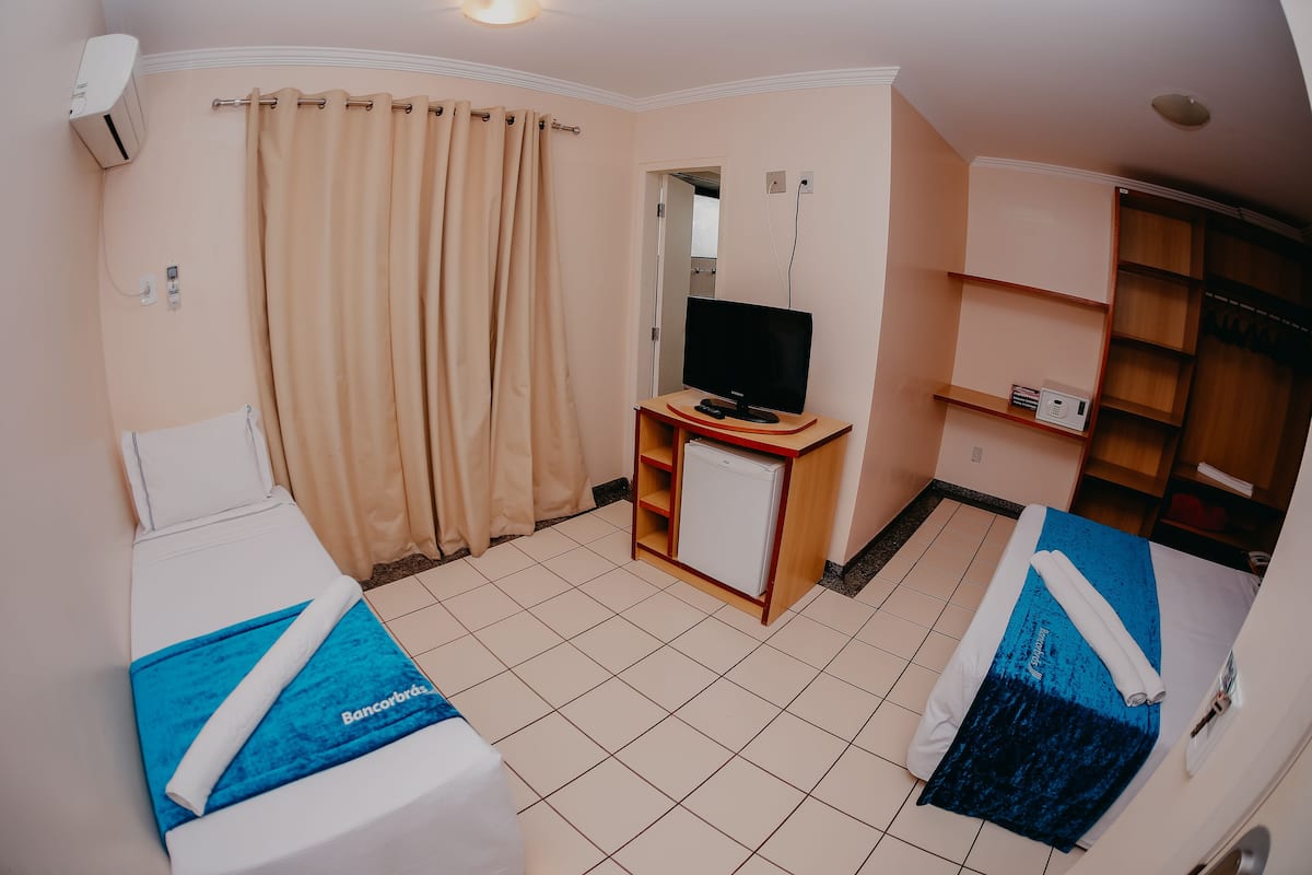 standard room | minibar, in-room safe, free wifi, bed sheets