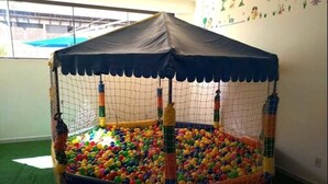 A play area with a netted ball pit and a canopy. - Villas Diroma Residence - BVTUR (Caldas Novas)