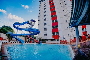 3 piscines extérieures, parasols de plage, chaises longues