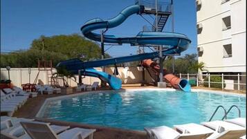 3 piscinas externas, guarda-sóis, espreguiçadeiras