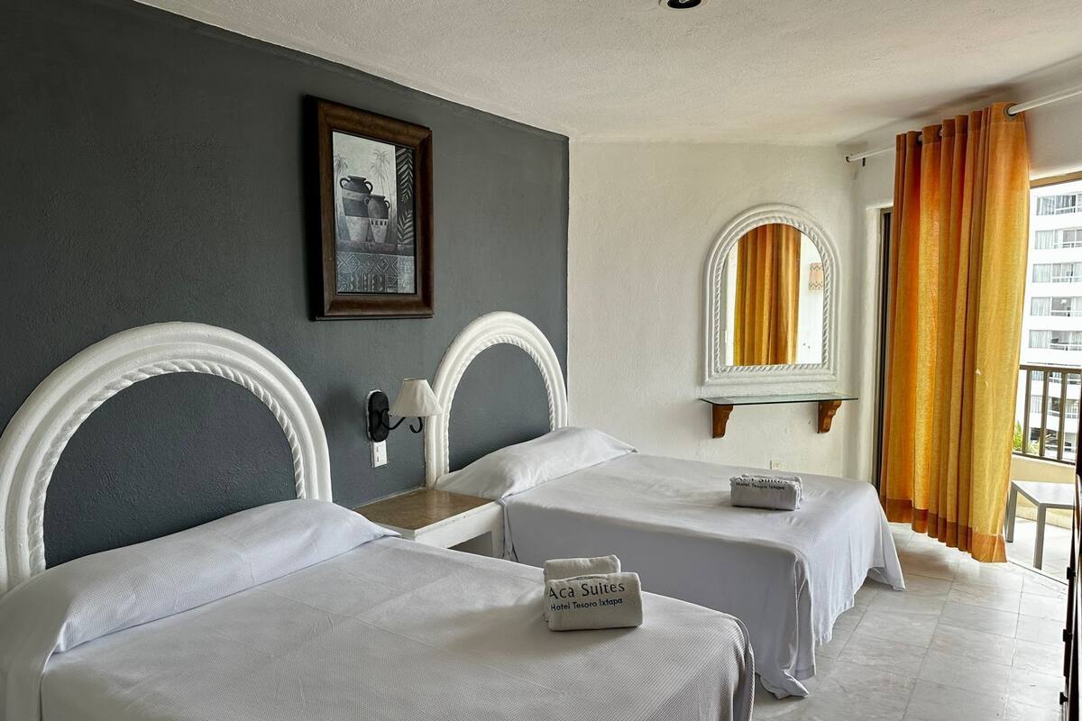 Luxury Studio Suite, 1 Bedroom, Balcony, Ocean View | Premium bedding, in-room safe, iron/ironing board (on request)