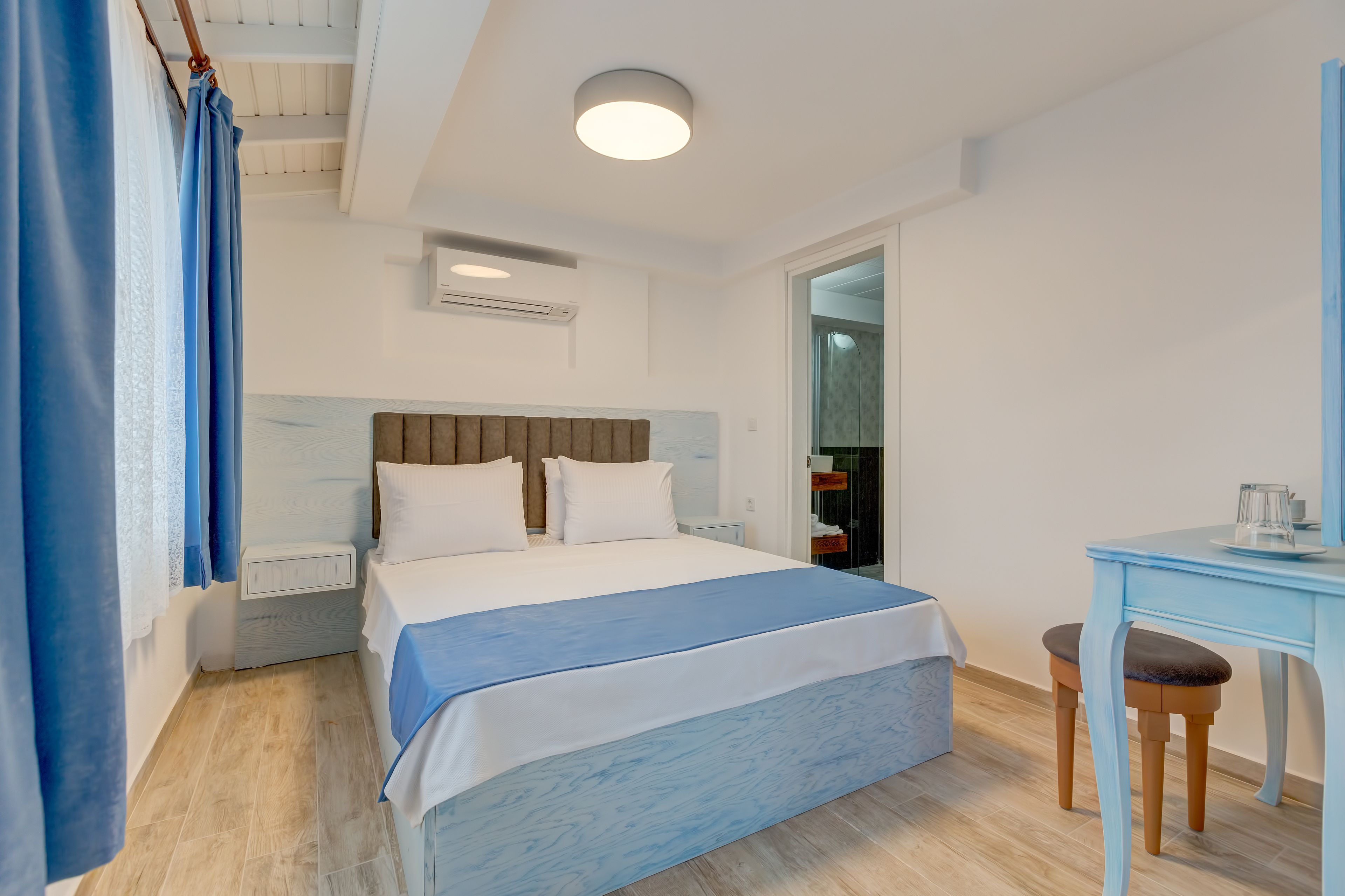 comfort room | in-room safe, individually decorated, individually furnished