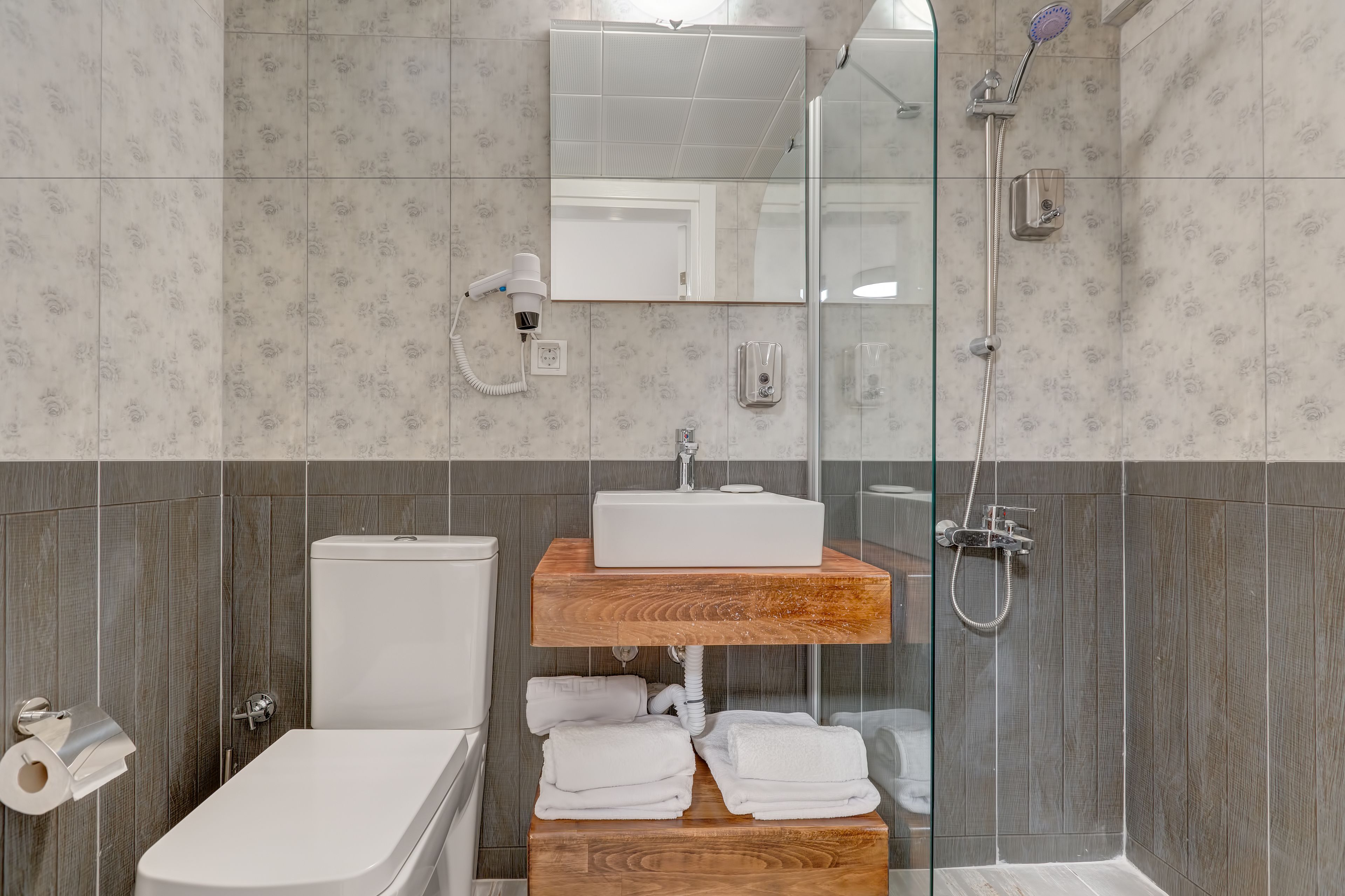 elite room | bathroom | shower, free toiletries, hair dryer, towels