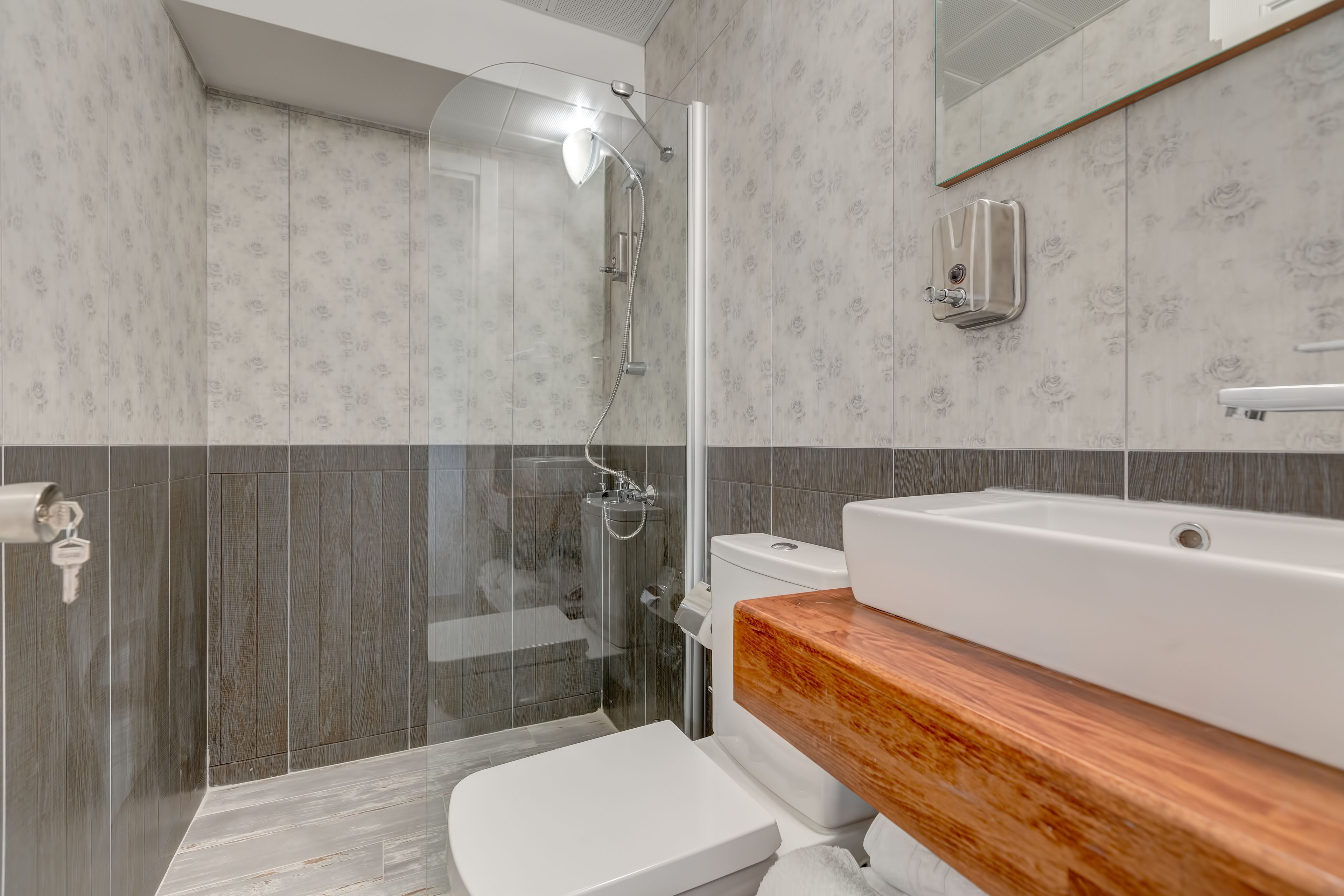 classic room | bathroom | shower, free toiletries, hair dryer, towels