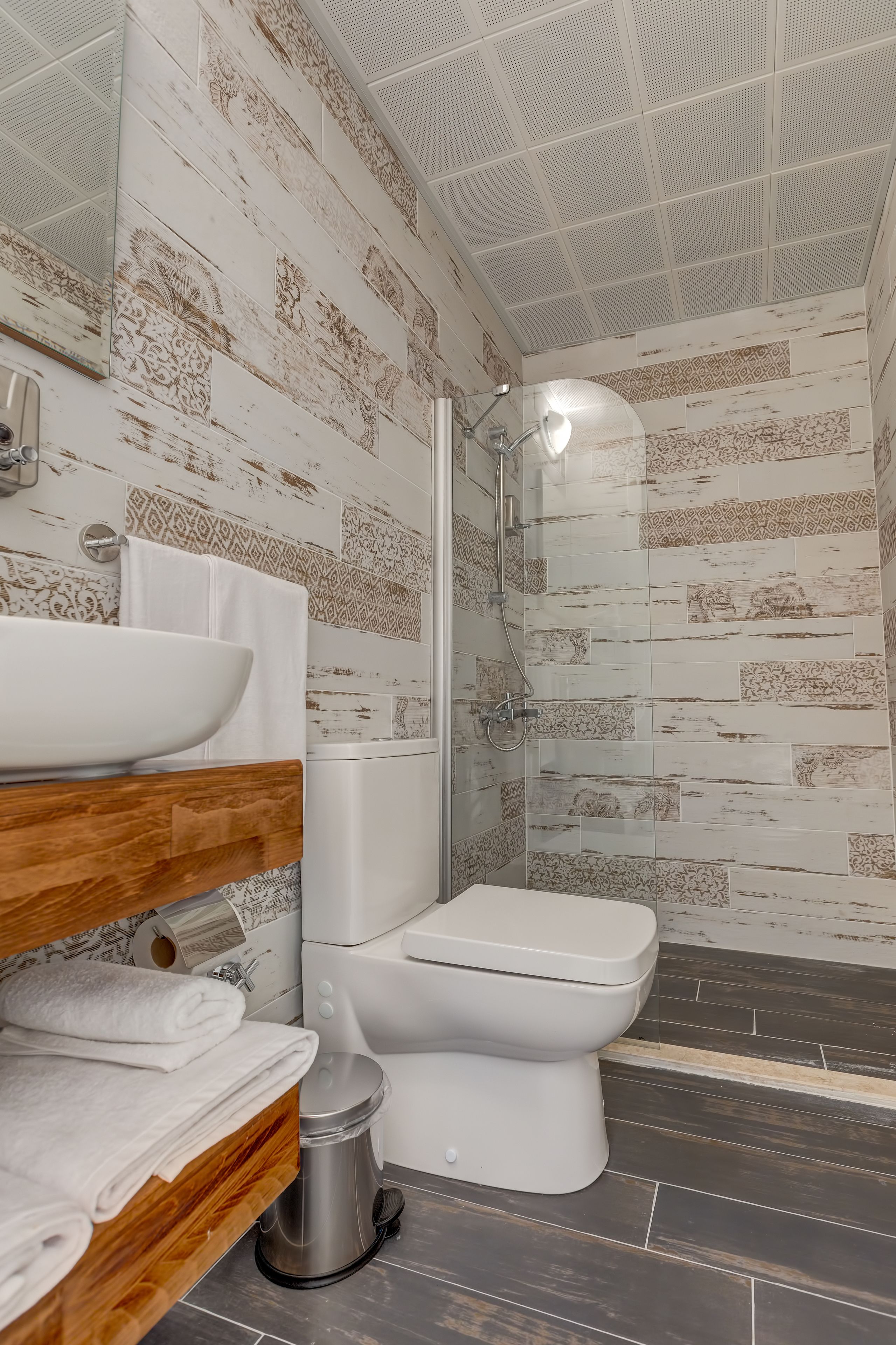 deluxe loft | bathroom | shower, free toiletries, hair dryer, towels