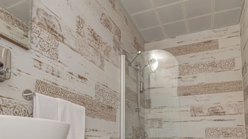 Deluxe Loft | Bathroom | Shower, free toiletries, hair dryer, towels