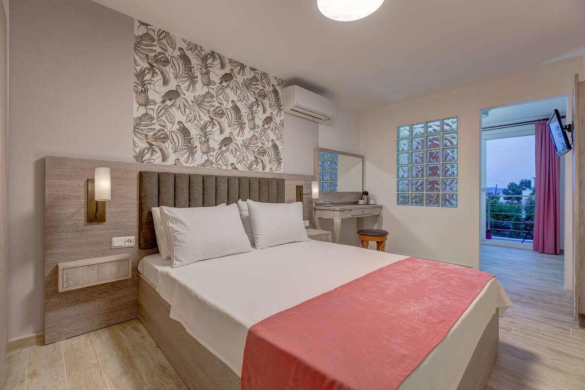 Elite Room | In-room safe, soundproofing, rollaway beds (surcharge), WiFi (free)