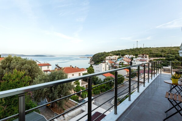 Loftsrom – deluxe | Utsikt mot strand/hav