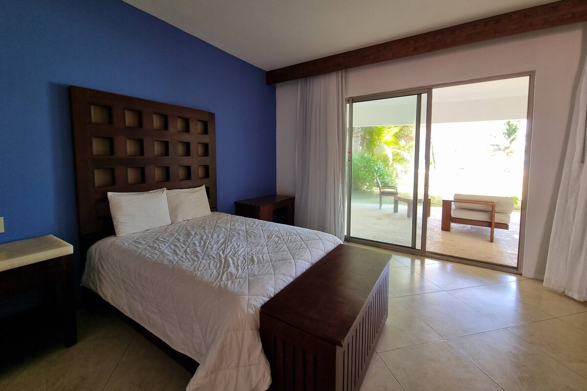Deluxe Room, 1 King Bed, Accessible, Beachfront | 1 bedroom, premium bedding, minibar, in-room safe