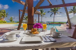 Outdoor dining - Casa del Puerto  (Puerto Morelos)