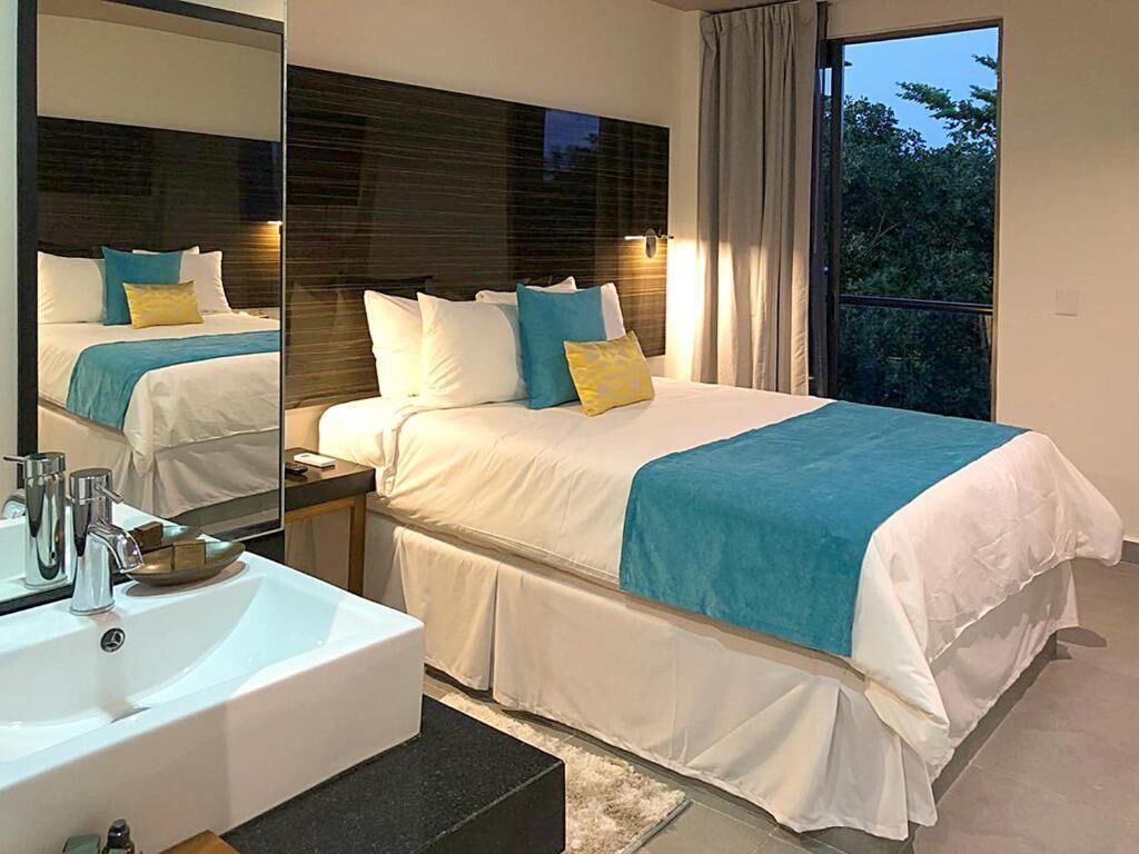 Minibar, caja fuerte, escritorio y cortinas opacas