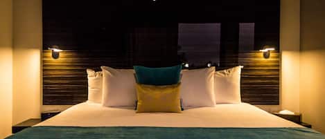 Deluxe King Room | Minibar, brankas, meja kerja, dan tirai kedap cahaya