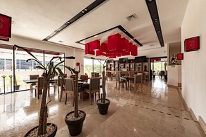 供應午餐和晚餐