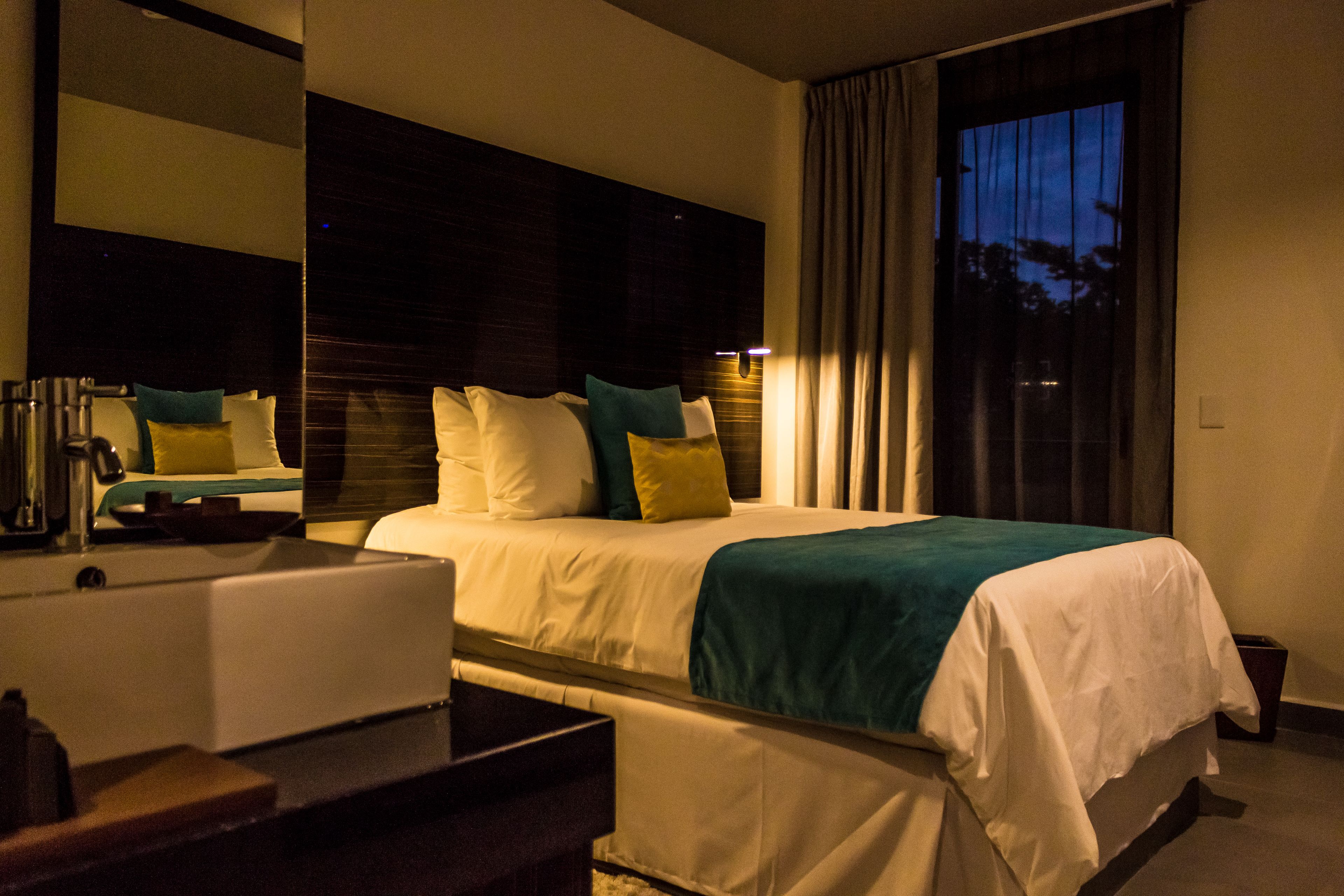 deluxe queen room | minibar, in-room safe, desk, blackout curtains