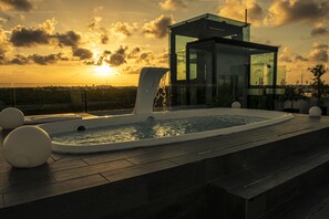 Tina de hidromasaje al aire libre