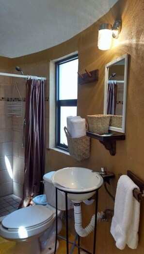 Basic Room, 1 Queen Bed, Private Bathroom, Valley View | Bathroom | Shower, free toiletries, hair dryer, towels - Xacalli Posada (Tepoztlán)