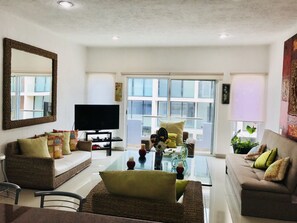 Ático exclusivo, 3 habitaciones | Sala de estar | Televisión de pantalla plana de 50 pulgadas con canales por cable