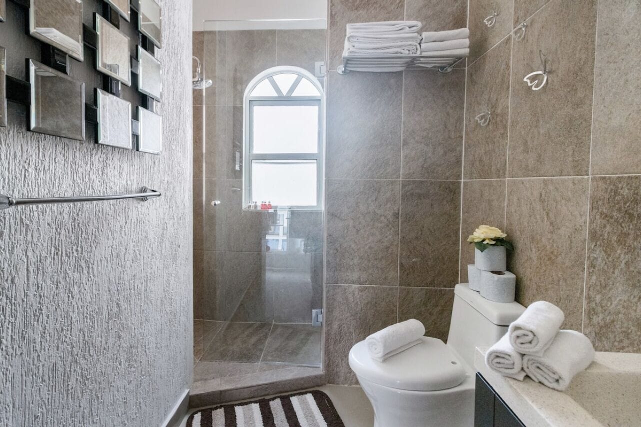 Exclusive-penthouselejlighed - 3 soveværelser | Badeværelse | Bruser, gratis toiletartikler, hårtørrer, håndklæder